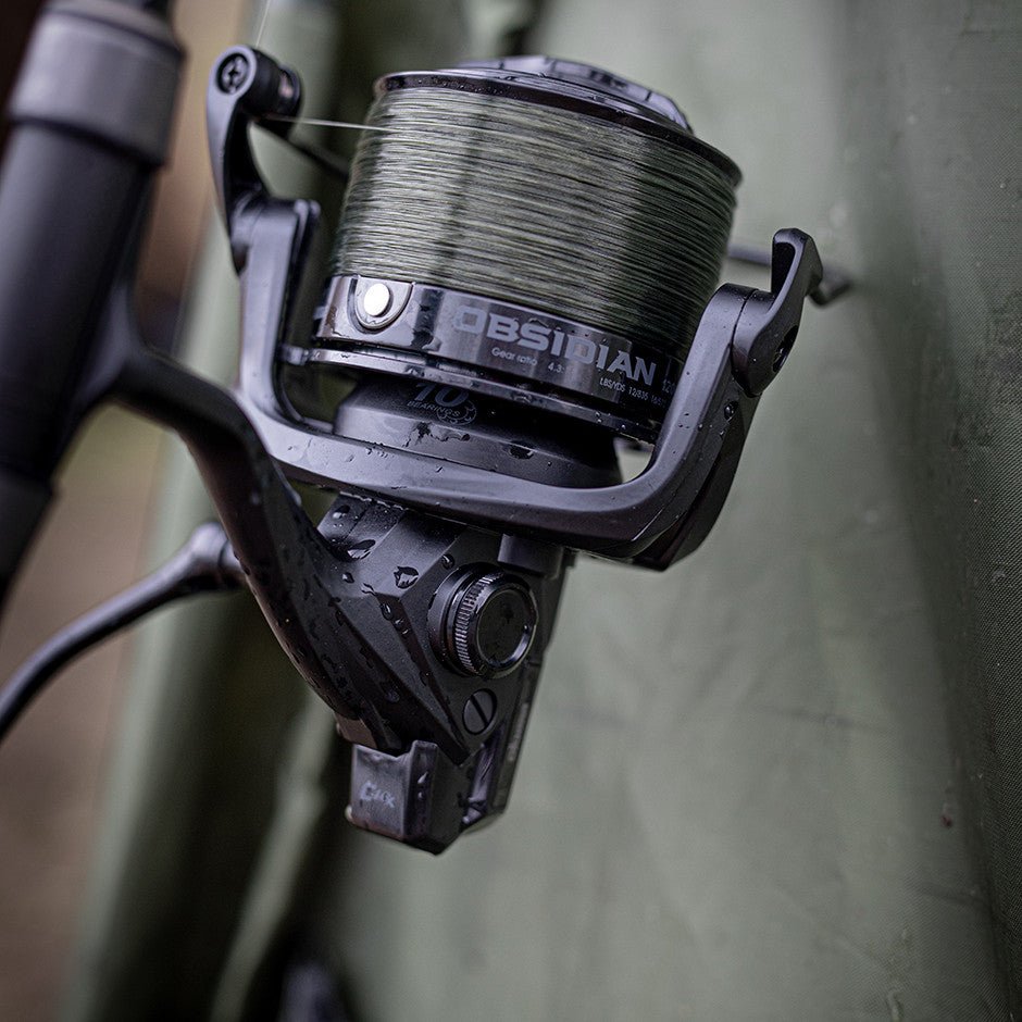 Okuma - Obsidian Carp 12000 | Incl. Reservespoel - Hengelsport De Goeie Vangst